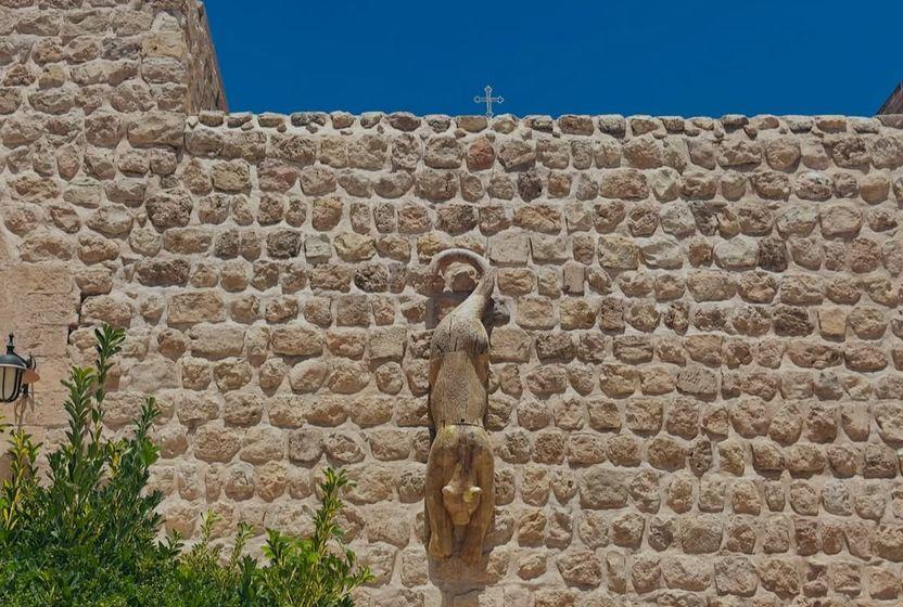 deyrulzafaran-manastirinda-sanat-ari-kolonileriyle-bulustu