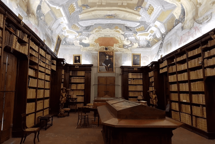 Dünyanın ayakta kalan en eski kütüphanesi Biblioteca Capitolare'den notlar: 'Dante gibi ortasındayım zamanın'